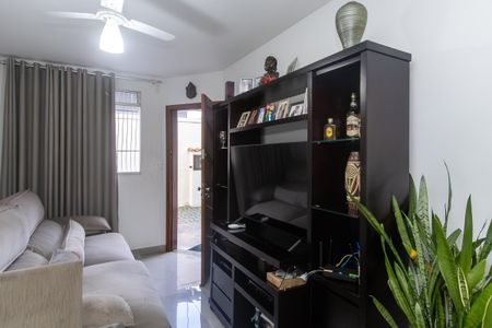 Sala de casa para alugar com 3 quartos, 88m² em Heliópolis, Belo Horizonte
