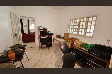 Casa à venda com 301m², 3 quartos e 4 vagas Casa à venda com 301m², 3 quartos e 4 vagasEscritório