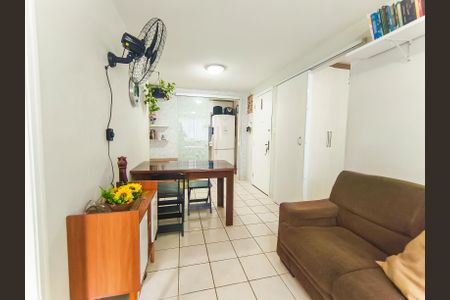 Sala de apartamento para alugar com 3 quartos, 53m² em Conjunto Residencial José Bonifácio, São Paulo