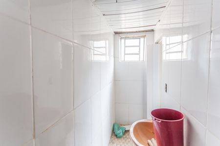 Casa à venda com 300m², 3 quartos e 2 vagasBanheiro Social da Casa dos Fundos