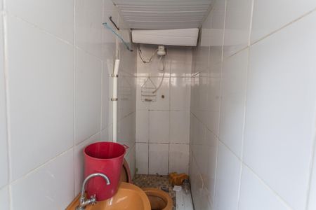 Casa à venda com 300m², 3 quartos e 2 vagasBanheiro Social da Casa dos Fundos