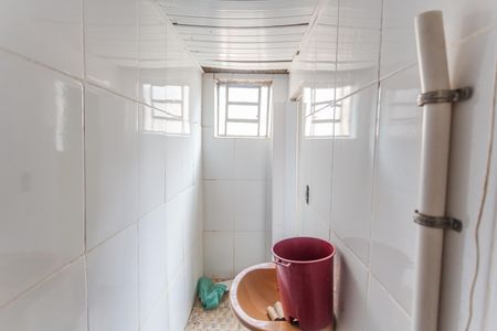 Casa à venda com 300m², 3 quartos e 2 vagasBanheiro Social da Casa dos Fundos