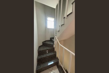 Casa para alugar com 106m², 4 quartos e 2 vagas Casa para alugar com 106m², 4 quartos e 2 vagasEscada