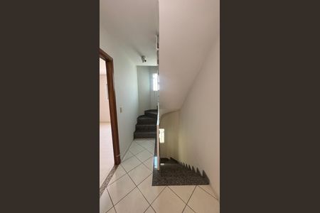 Casa para alugar com 106m², 4 quartos e 2 vagas Casa para alugar com 106m², 4 quartos e 2 vagasEscada