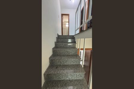 Casa para alugar com 106m², 4 quartos e 2 vagas Casa para alugar com 106m², 4 quartos e 2 vagasEscada