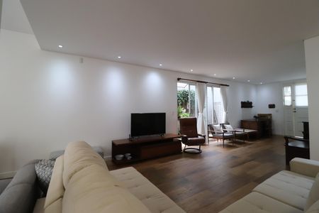 Casa para alugar com 322m², 4 quartos e 4 vagasSala