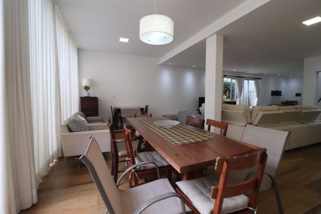 Casa para alugar com 322m², 4 quartos e 4 vagasSala