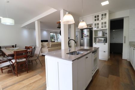 Casa para alugar com 322m², 4 quartos e 4 vagasCozinha