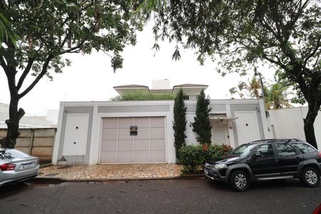 Casa para alugar com 322m², 4 quartos e 4 vagasFachada