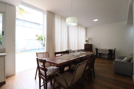 Casa para alugar com 322m², 4 quartos e 4 vagasSala