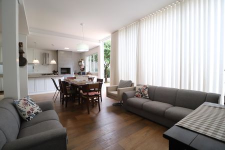 Casa para alugar com 322m², 4 quartos e 4 vagasSala