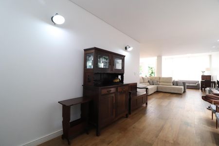 Casa para alugar com 322m², 4 quartos e 4 vagasSala