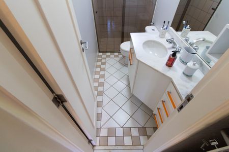 Casa de condomínio à venda com 180m², 3 quartos e 4 vagasBANHEIRO DA SUITE 1