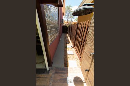 Casa de condomínio à venda com 180m², 3 quartos e 4 vagasÁREA EXTERNA LATERAL