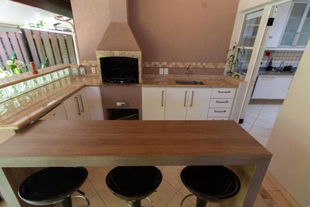 Casa de condomínio à venda com 180m², 3 quartos e 4 vagasÁREA EXTERNA GOURMET FUNDOS