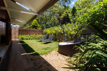 Casa de condomínio à venda com 180m², 3 quartos e 4 vagasÁREA EXTERNA FUNDOS