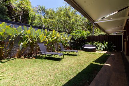 Casa de condomínio à venda com 180m², 3 quartos e 4 vagasÁREA EXTERNA FUNDOS