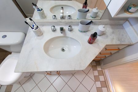 Casa de condomínio à venda com 180m², 3 quartos e 4 vagasBANHEIRO DA SUITE 1