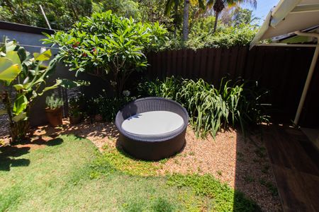 Casa de condomínio à venda com 180m², 3 quartos e 4 vagasÁREA EXTERNA FUNDOS