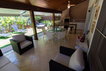 Casa de condomínio à venda com 180m², 3 quartos e 4 vagasÁREA EXTERNA GOURMET FUNDOS