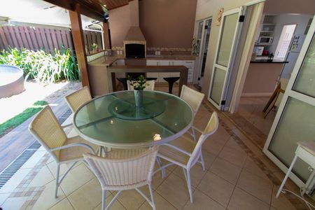 Casa de condomínio à venda com 180m², 3 quartos e 4 vagasÁREA EXTERNA GOURMET FUNDOS