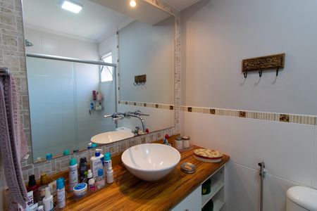 Casa de condomínio à venda com 180m², 3 quartos e 4 vagasBANHEIRO DA SUITE 2