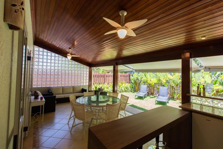 Casa de condomínio à venda com 180m², 3 quartos e 4 vagasÁREA EXTERNA GOURMET FUNDOS