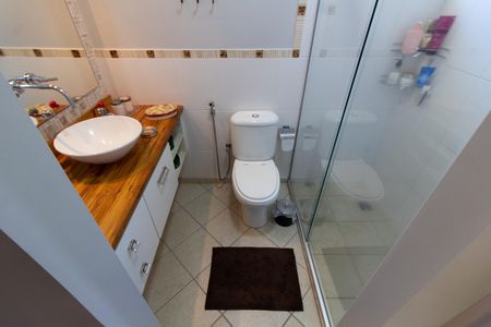 Casa de condomínio à venda com 180m², 3 quartos e 4 vagasBANHEIRO DA SUITE 2