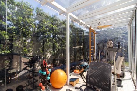 Casa de condomínio à venda com 320m², 4 quartos e 6 vagas Casa de condomínio à venda com 320m², 4 quartos e 6 vagasÁrea externa