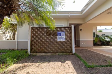 Casa de condomínio à venda com 320m², 4 quartos e 6 vagas Casa de condomínio à venda com 320m², 4 quartos e 6 vagasplaca