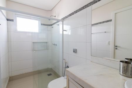 Casa de condomínio à venda com 320m², 4 quartos e 6 vagas Casa de condomínio à venda com 320m², 4 quartos e 6 vagasBanheiro da Suíte 1
