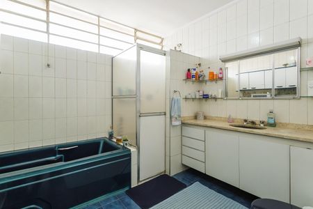 Casa à venda com 243m², 4 quartos e 3 vagasBanheiro 2