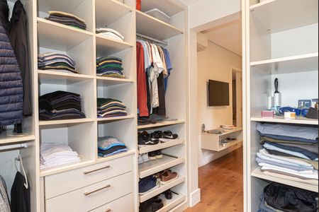 Apartamento à venda com 101m², 2 quartos e 1 vaga Apartamento à venda com 101m², 2 quartos e 1 vagaCloset da Suíte