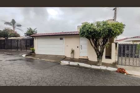 Casa à venda com 280m², 3 quartos e 3 vagas Casa à venda com 280m², 3 quartos e 3 vagasFachada