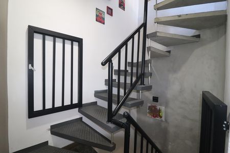 Casa à venda com 140m², 2 quartos e 2 vagasEscada