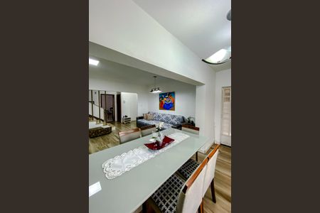 Casa à venda com 190m², 3 quartos e 3 vagasSala