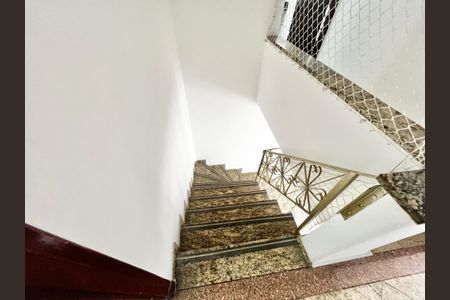 Casa para alugar com 120m², 3 quartos e 2 vagasEscada