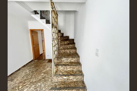 Casa para alugar com 120m², 3 quartos e 2 vagasEscada