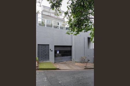 Casa à venda com 430m², 5 quartos e 2 vagas Casa à venda com 430m², 5 quartos e 2 vagasFachada