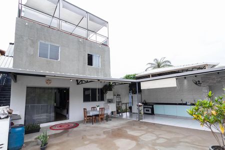 Casa à venda com 430m², 5 quartos e 2 vagas Casa à venda com 430m², 5 quartos e 2 vagasFachada
