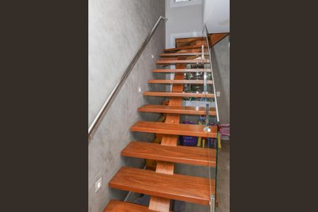 Casa à venda com 134m², 3 quartos e 2 vagas Casa à venda com 134m², 3 quartos e 2 vagasEscada