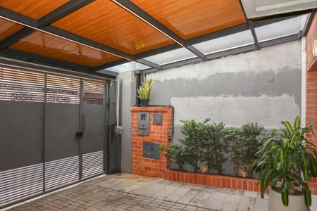 Casa à venda com 134m², 3 quartos e 2 vagas Casa à venda com 134m², 3 quartos e 2 vagasEntrada e Garagem