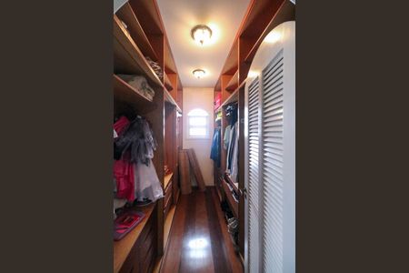 Casa à venda com 350m², 4 quartos e 2 vagasCloset da suíte 4