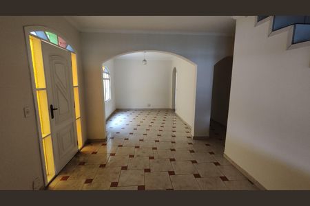 Sala de casa para alugar com 3 quartos, 250m² em Vila Romanopolis, Ferraz de Vasconcelos
