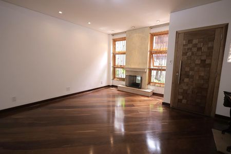 Casa à venda com 250m², 3 quartos e 3 vagas Casa à venda com 250m², 3 quartos e 3 vagasSala