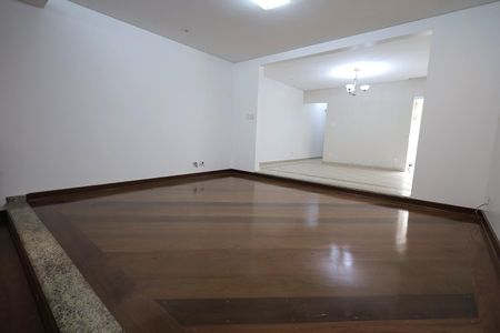 Casa à venda com 250m², 3 quartos e 3 vagas Casa à venda com 250m², 3 quartos e 3 vagasSala