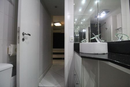 Apartamento à venda com 77m², 3 quartos e 1 vagaBanheiro da suíte 