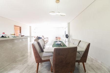 Casa para alugar com 381m², 4 quartos e 2 vagas Casa para alugar com 381m², 4 quartos e 2 vagasSala
