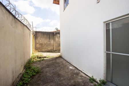 Casa de condomínio à venda com 92m², 2 quartos e 1 vagaQuintal