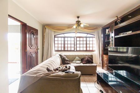 Casa à venda com 360m², 3 quartos e 4 vagas Casa à venda com 360m², 3 quartos e 4 vagasSala